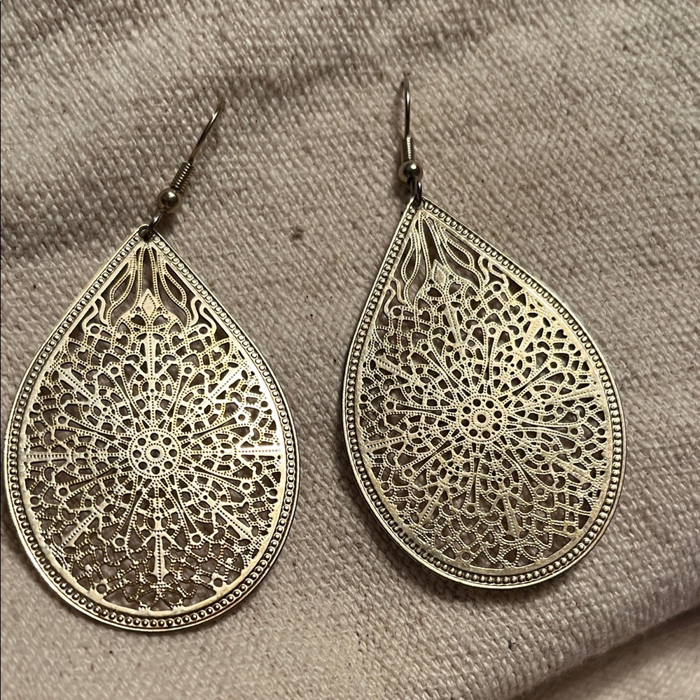 Elegant Gold Filigree Teardrop Earrings